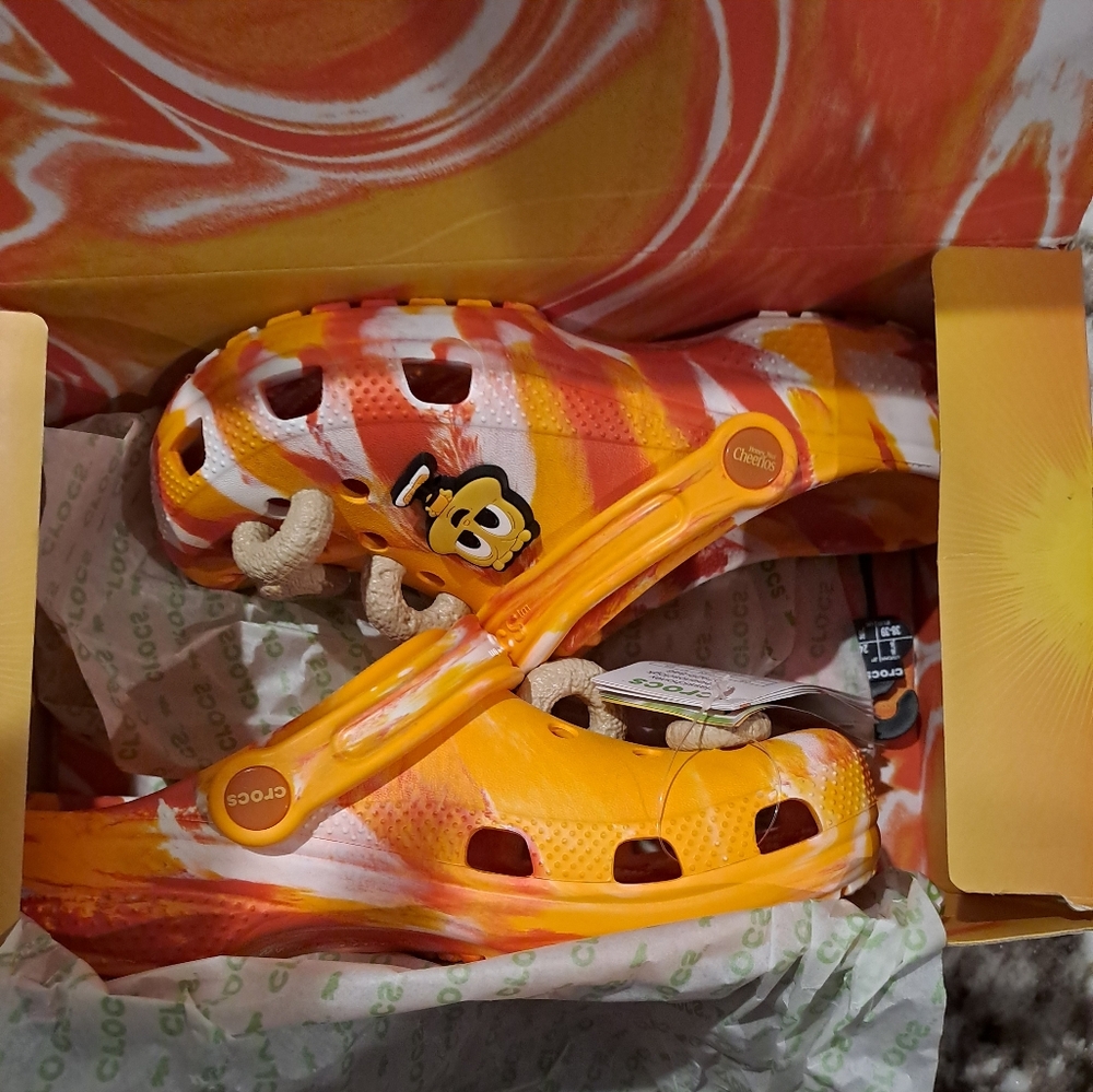 Crocs Honey Nut Cheerios clog sandals! Size 6y / 7.5 women